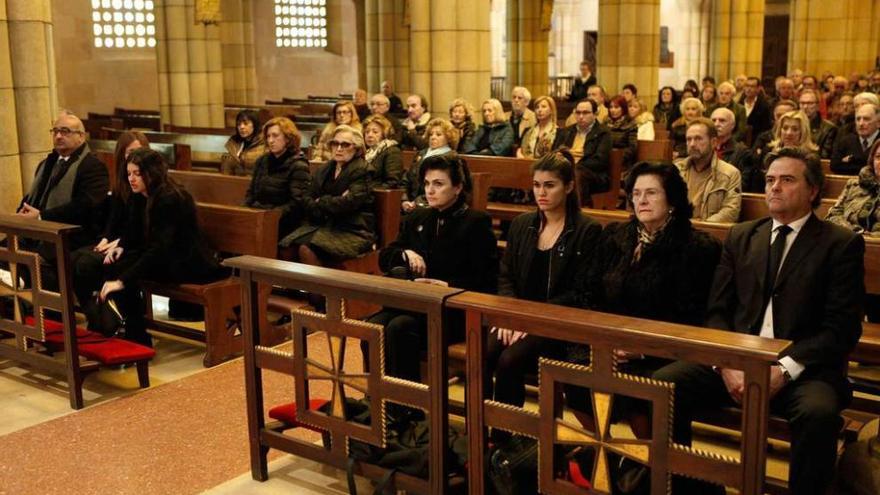 En primer término, familiares de Gaspar Rosety, durante el funeral celebrado ayer en San Pedro.