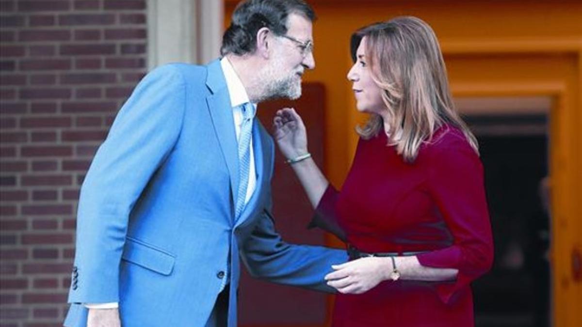 El jefe del Ejecutivo, Mariano Rajoy, recibe a la presidenta de Andalucía, Susana Díaz, ayer en el palacio de la Moncloa.