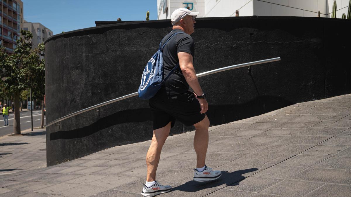 Acera junto al Centro Comercial Meridiano.