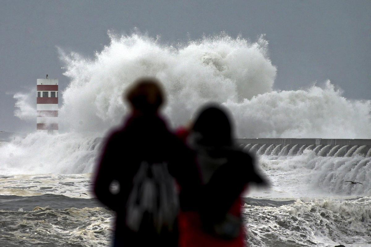 Portugal bajo aviso por las fuertes lluvias, vientos y oleaje intenso