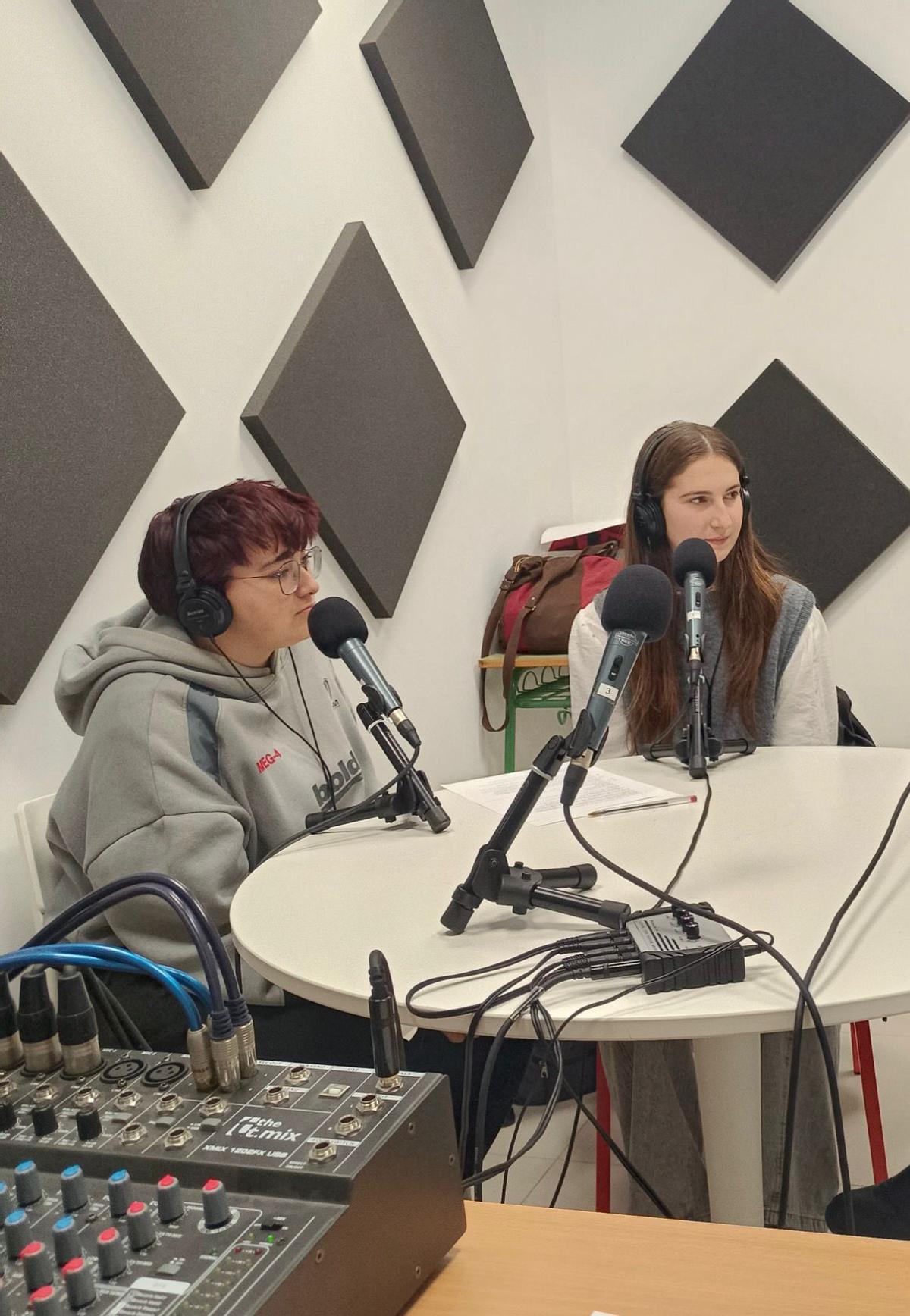 El alumnado del IES Torres de los Espejos se vuelca con la radio escolar