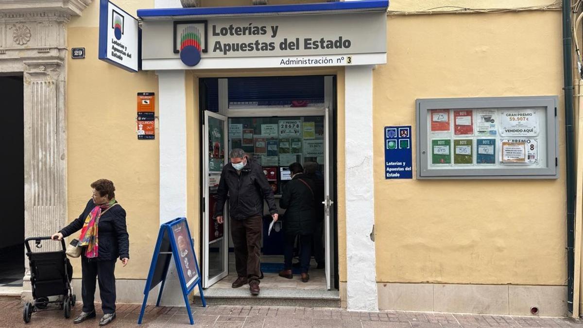 Fachada de la Administración de Loterías número 3, en la calle Corredera.