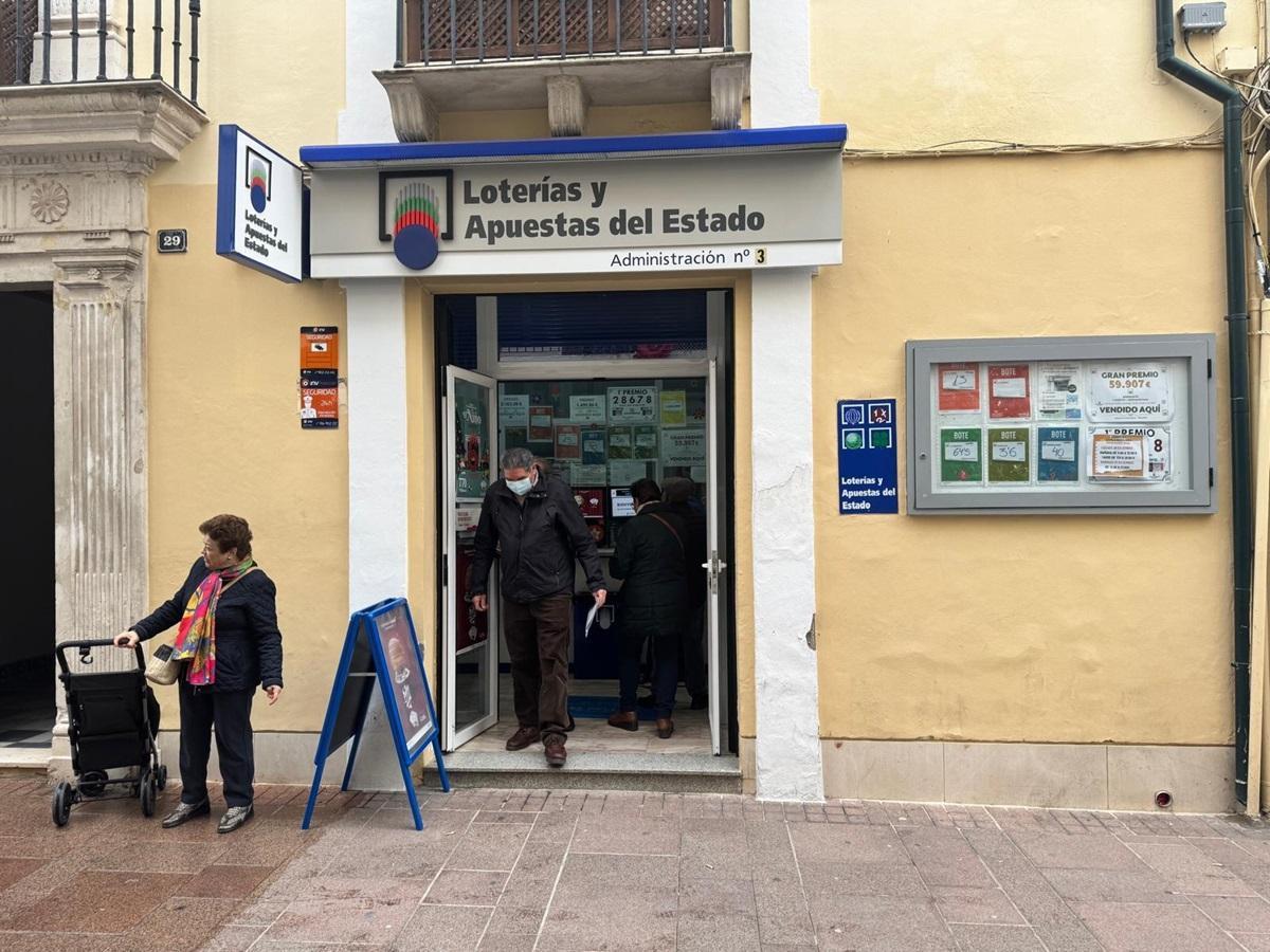 Fachada de la Administración de Loterías número 3, en la calle Corredera.