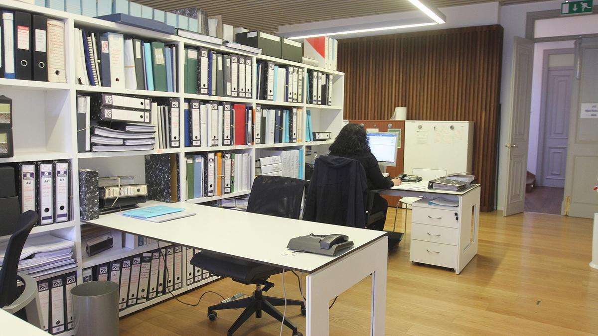 Una empleada municipal trabaja en las oficinas de la Concejalía de Urbanismo en Ourense.