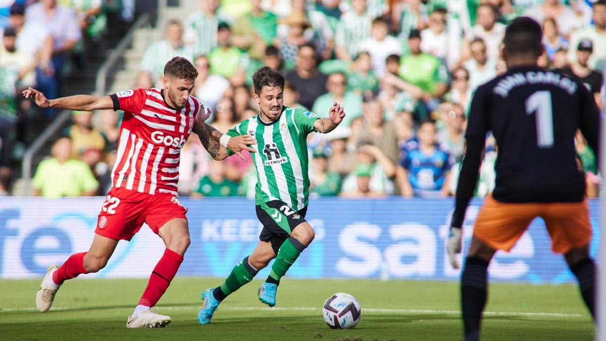 Bueno lluita amb Rodri en el Betis-Girona del curs passat