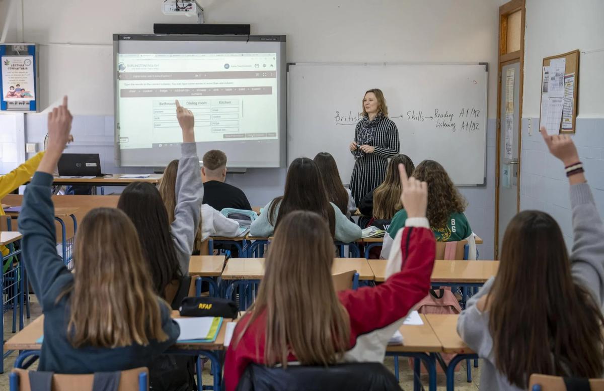 Una profesora en un aula. El plazo para presentar solicitudes permanecerá disponible hasta este jueves, 7 de mayo, a las 9.00 horas.