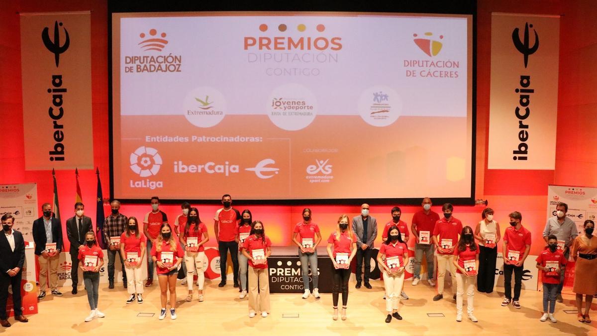 Los premios &#039;Diputación Contigo&#039;, ayer, con las autoridades en las instalaciones de edificio Badajoz Siglo XXI, de Ibercaja.