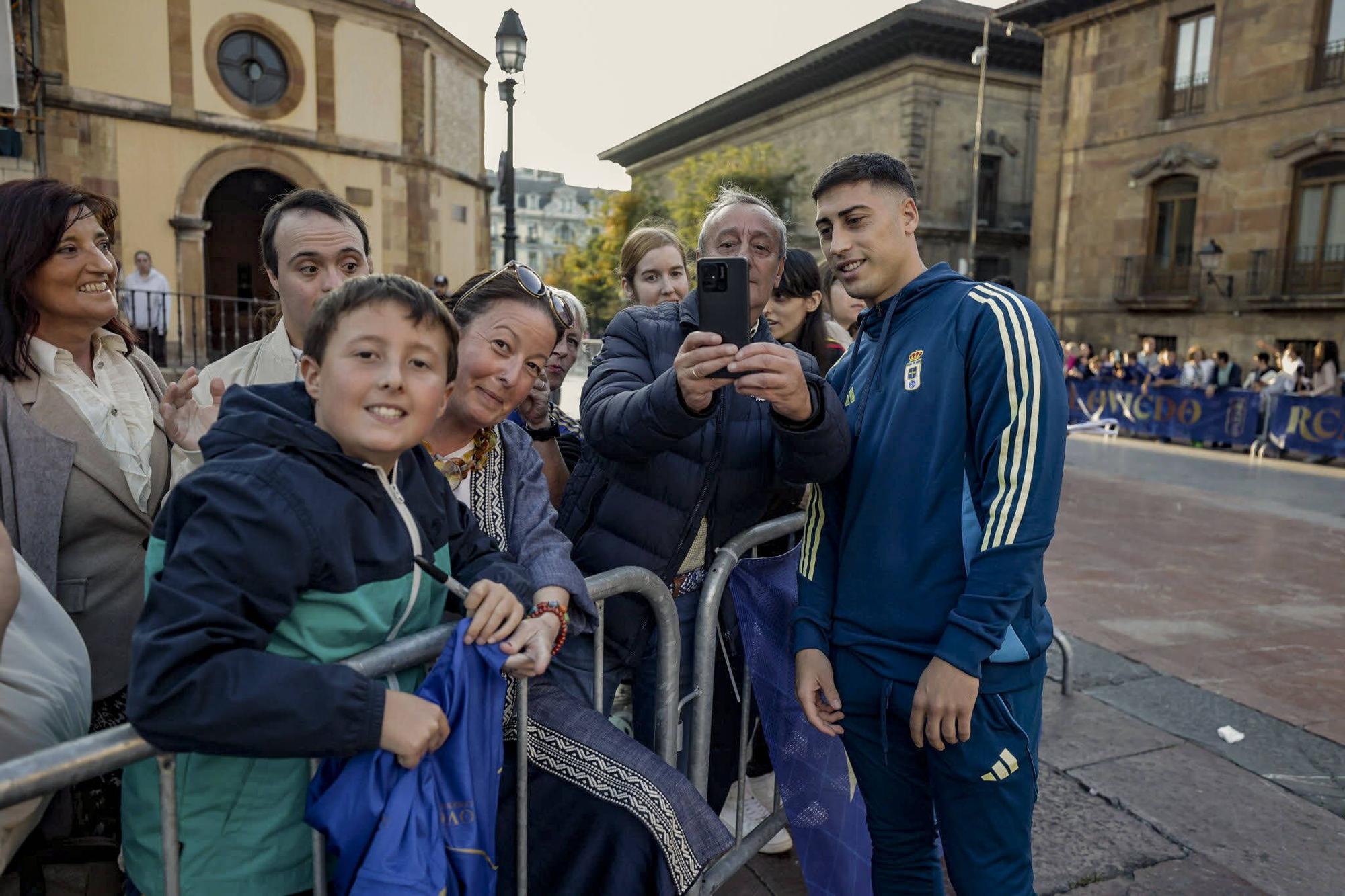 Locura azul en Oviedo: así fue la entrega de los nuevos coches a la plantilla en la plaza de la Catedral