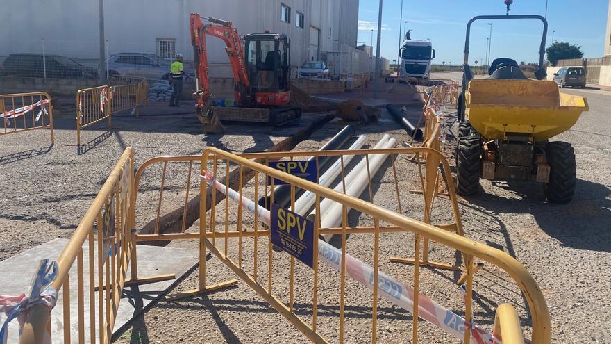 Benifaió renueva las cañerías de dos calles del polígono industrial