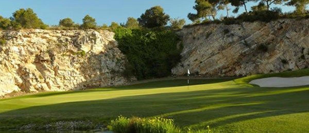 Jugar al golf en uno de los campos diseñados por Greg Norman