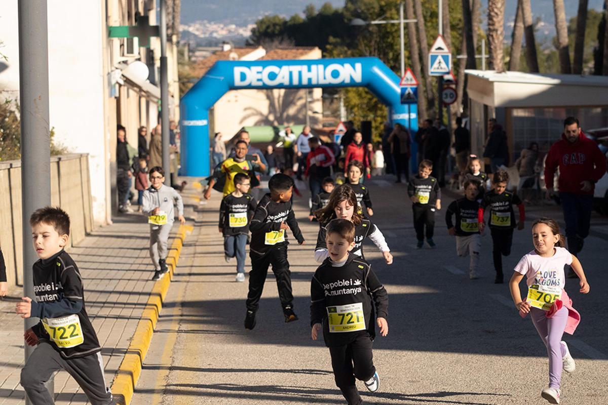 Niños y niñas en la prueba infantil del Trail de Benissoda.