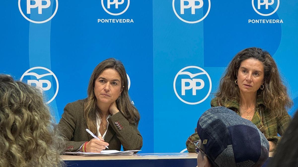 La concejala y senadora Pepa Pardo, a la izquierda