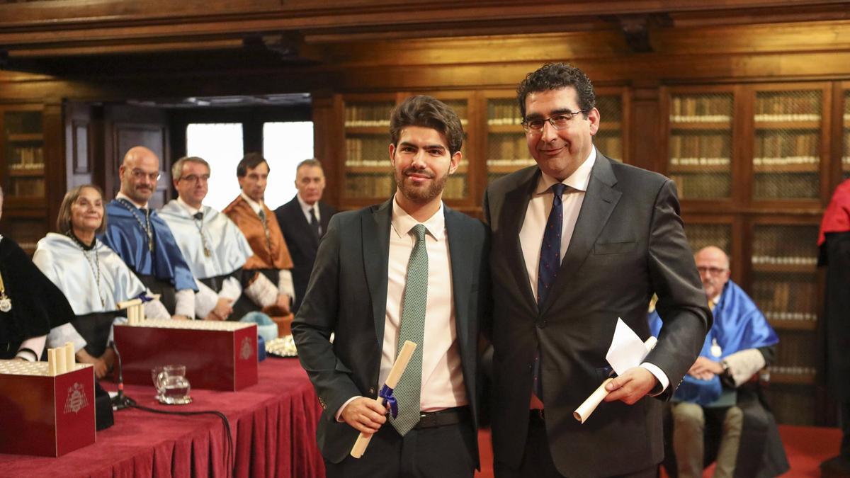 Premio Fin de Grado en Química “Química del Nalón”, patrocinado por Química del Nalón, SA, concedido a Don Hugo Jiménez Cristóbal. Hace entrega del premio Don Mario Taranilla Fernández.