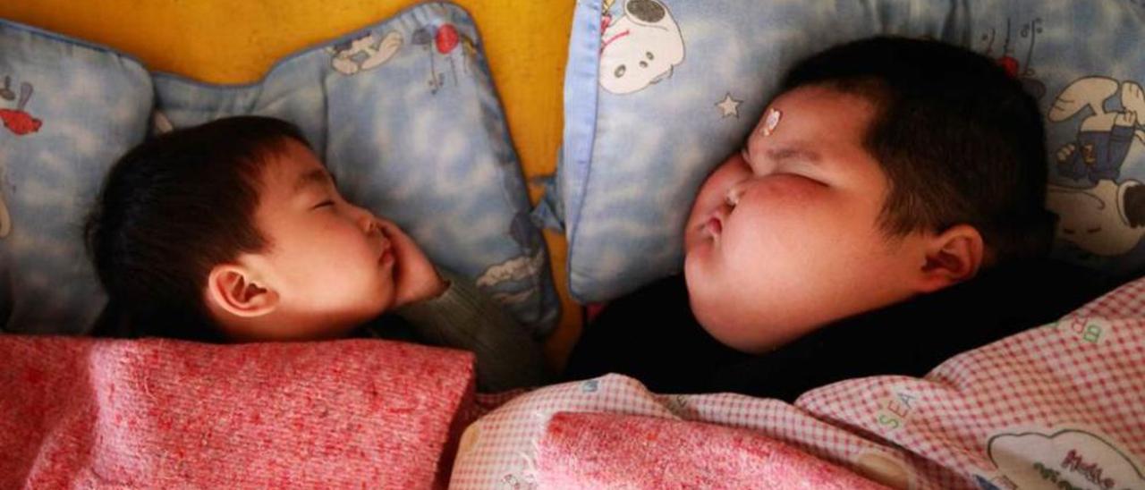 Niños chinos durante la siesta en una guardería.