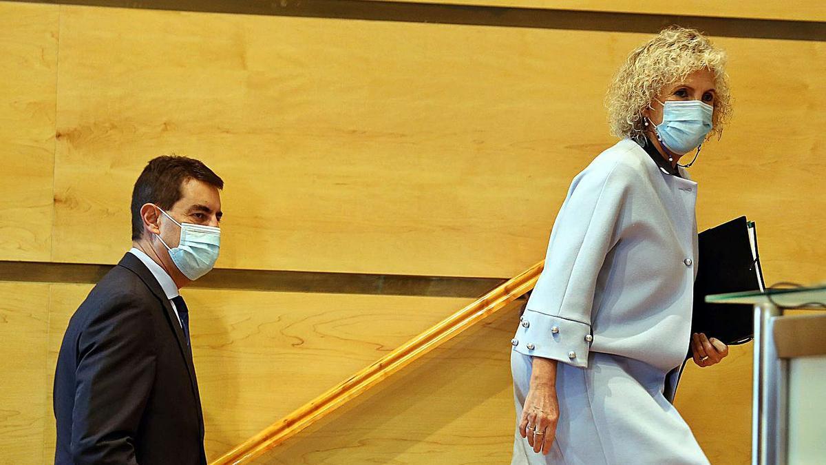 El consejero de la Presidencia, Ángel Ibáñez, junto a la consejera de Sanidad, Verónica Casado, a su llegada ayer a la rueda de prensa tras el Consejo regional. | Rubén Cacho - Ical