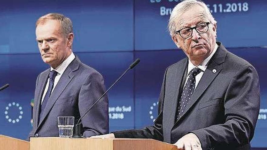 Juncker (dcha.) junto a Tusk.