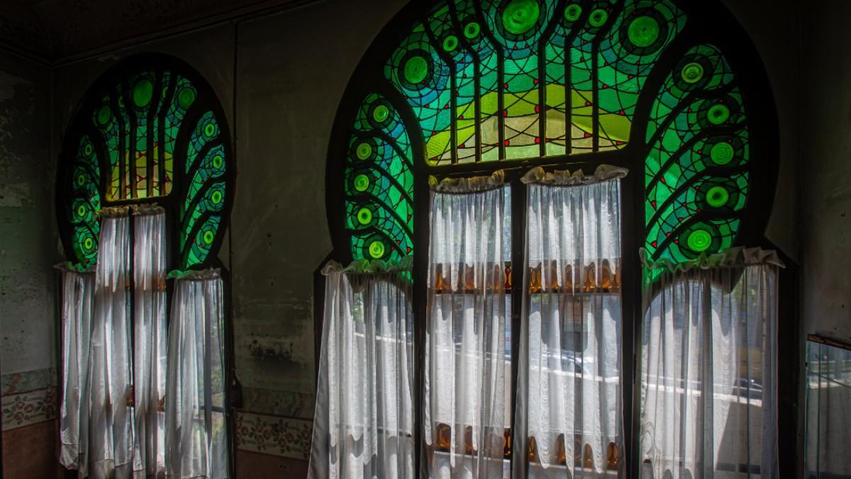 Detalle de las vidrieras de la galería de la Casa Tosquella. 