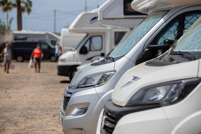 Caravanistas instalados en la zona de aparcamiento de la playa de Las Teresitas