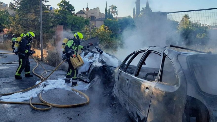 Tres heridos y dos coches calcinados tras una colisión frontal en Estepona