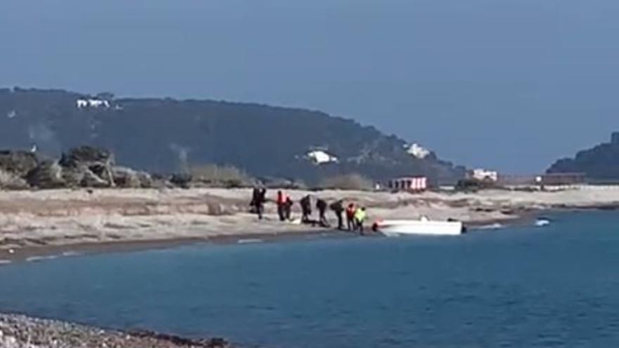 Localizada una patera con 11 inmigrantes a bordo en Ibiza