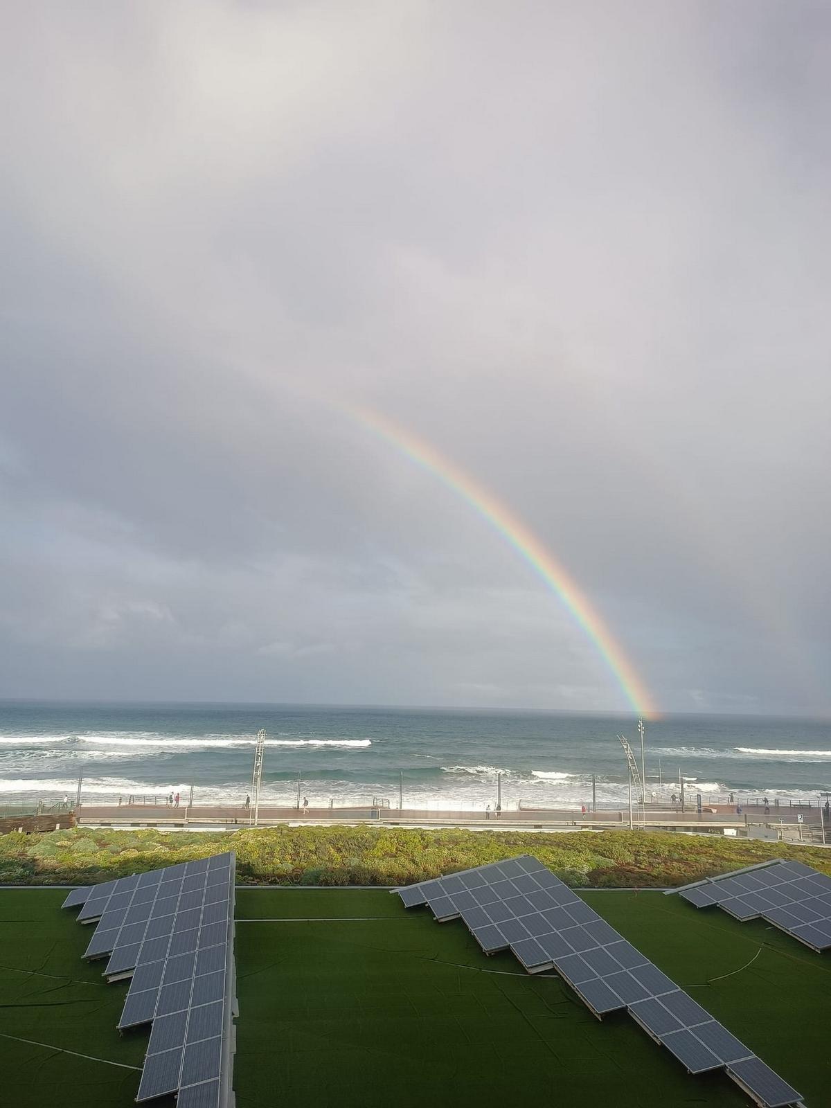 Imagen del doble arco iris que se pudo ver esta semana en la playa de Las Canteras.