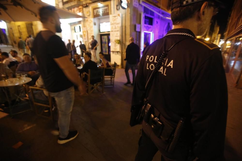 La Policía levanta 90 actas por consumir alcohol durante la primera noche antibotellón en el barrio de Alicante.
