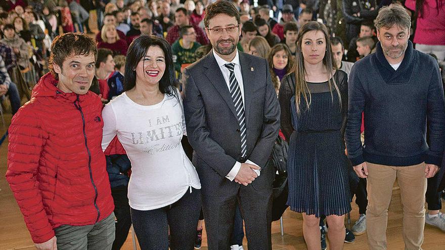 Honorino Montes, la monitora Mary Bueno, Enrique Fernández, la árbitra Sara Fernández y Ramón Tuero, con asistentes a la gala del Deporte, detrás.