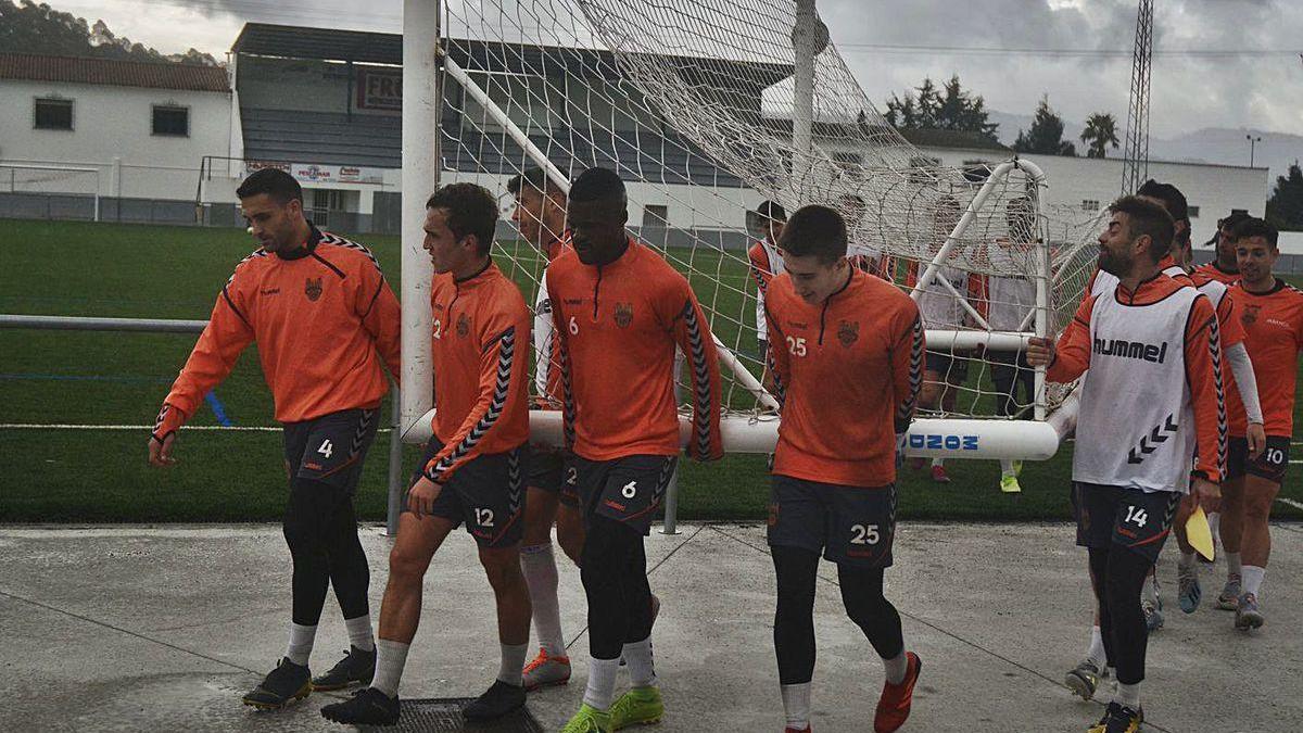 Los jugadores, durante uno de los últimos entrenamientos en A Seca.