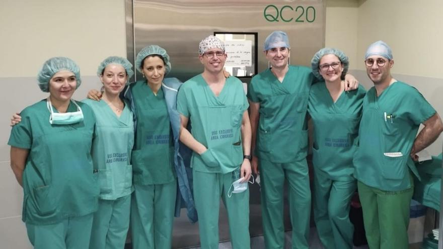 Primera intervención a un paciente con TOC en Galicia. Los servicios de Neurocirugía, Psiquiatría y Anestesiología del área sanitaria acaban de convertir al Hospital Álvaro Cunqueiro en un centro de referencia tras efectuar la primera intervención quirúrgica en Galicia para el tratamiento,mediante neuroestimulación cerebral profunda, de un paciente con trastorno obsesivo compulsivo (TOC) refractario. La operación fue un éxito y la paciente, una mujer de 51 años, evoluciona favorablemente. | FDV