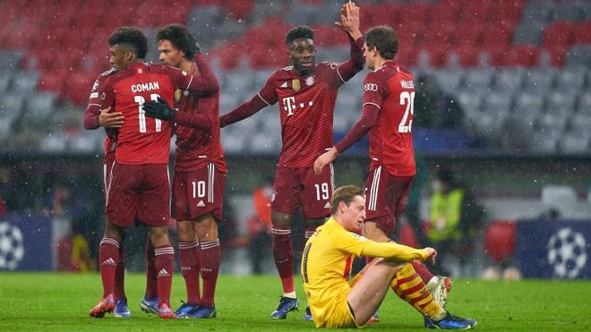Bayern 3 - 0 Barça. En la última oportunidad que los azulgranas tenían para seguir vivos en la competición, el Bayern atizó un golpe definitivo. Sin opciones ni argumentos los azulgranas se vieron relegados a la Europa League, con otro correctivo en Múnich.