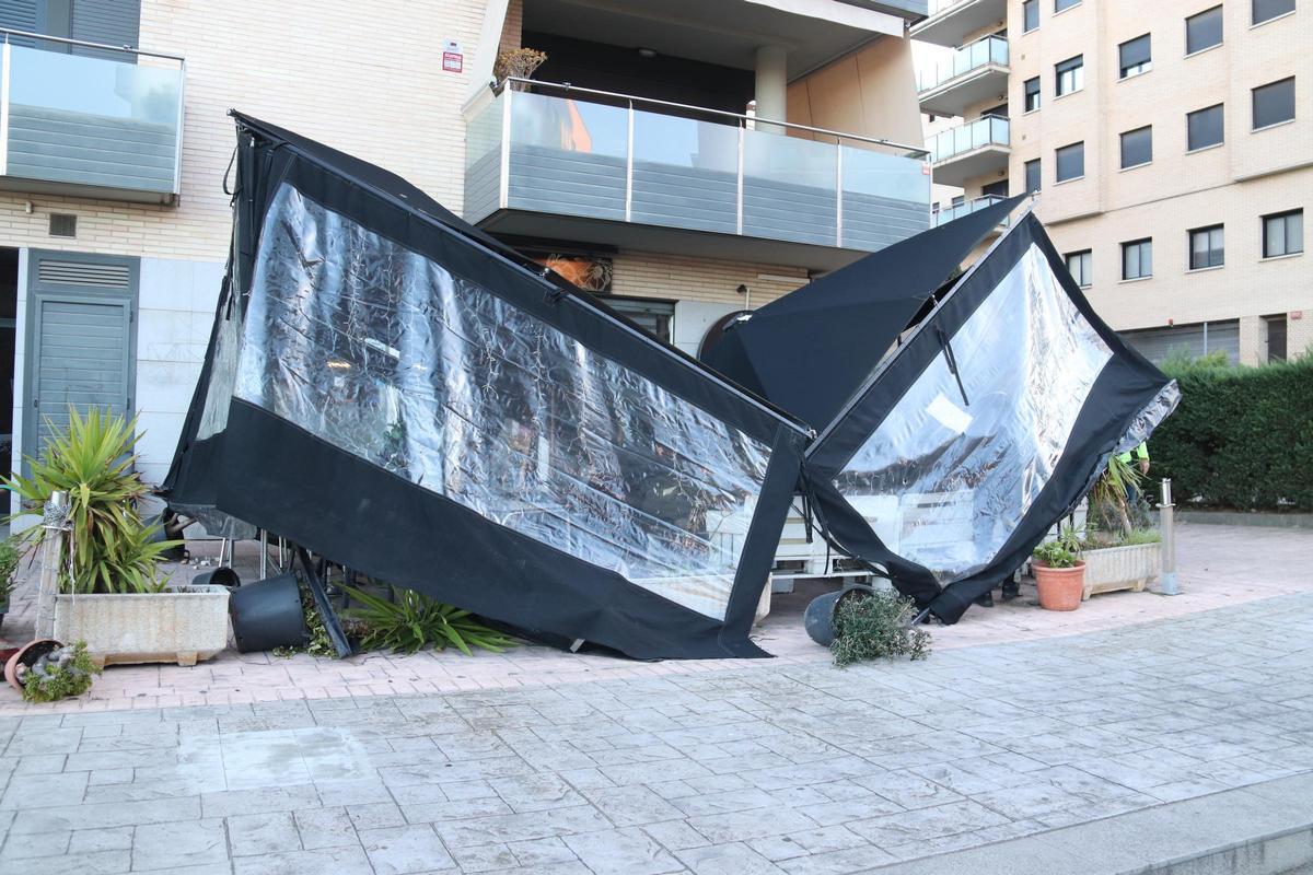 Un tendal d'un bar de Blanes malmès pel vent