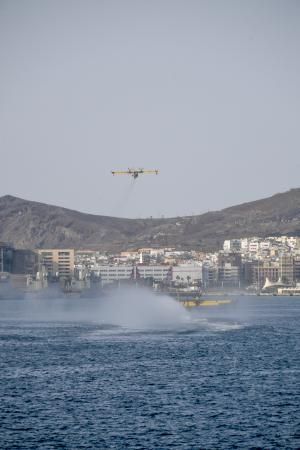 25-02-20 LAS PALMAS DE GRAN CANARIA. BAHIA DE LA CAPITAL. LAS PALMAS DE GRAN CANARIA. Amerizaje de los hidroaviones en la bahia capitalina para recoger agua.    Fotos: Juan Castro.  | 25/02/2020 | Fotógrafo: Juan Carlos Castro