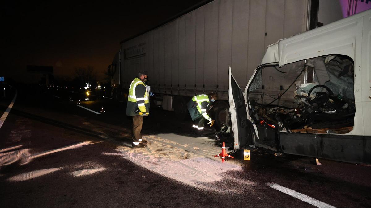 Los agentes de la Guardia Civil en la zona tras el accidente.