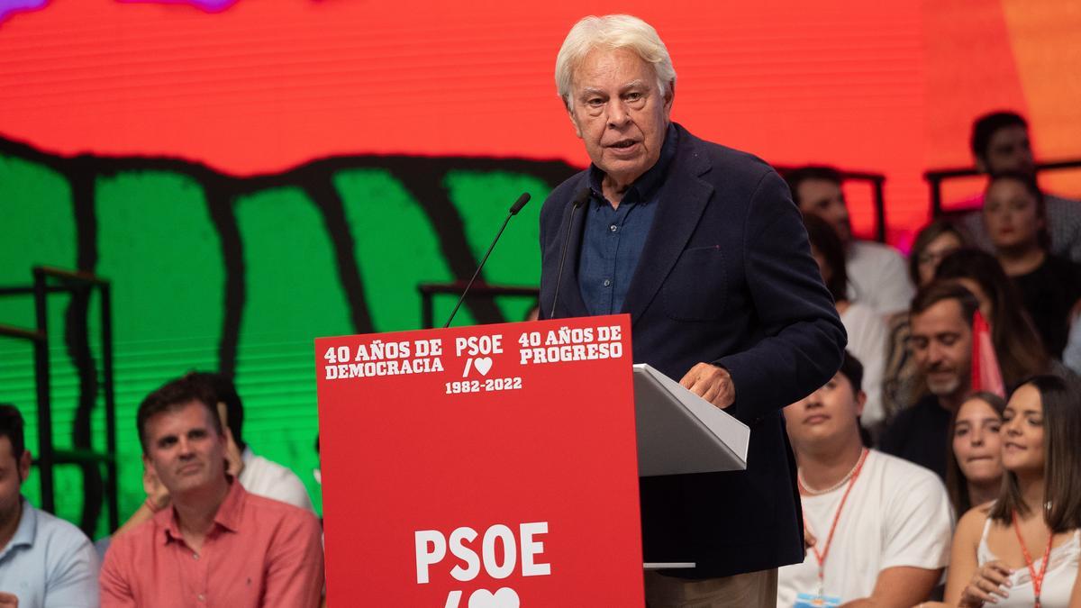 Archivo - El expresidente del  gobierno Felipe González  dirigiendose al público en el acto organizado por el PSOE para conmemorar el 40 aniversario de la primera victoria electoral socialista en 1982 en FIBES