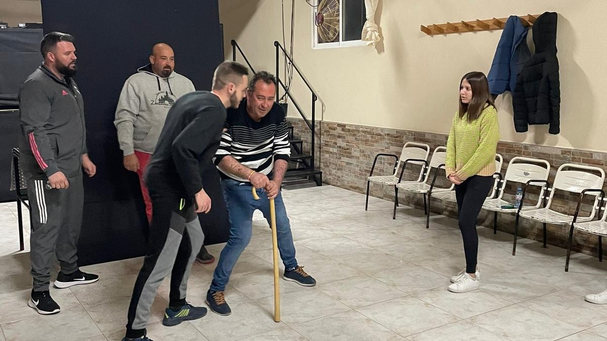 Últimos ensayos de los actores en el local social de la pedanía.