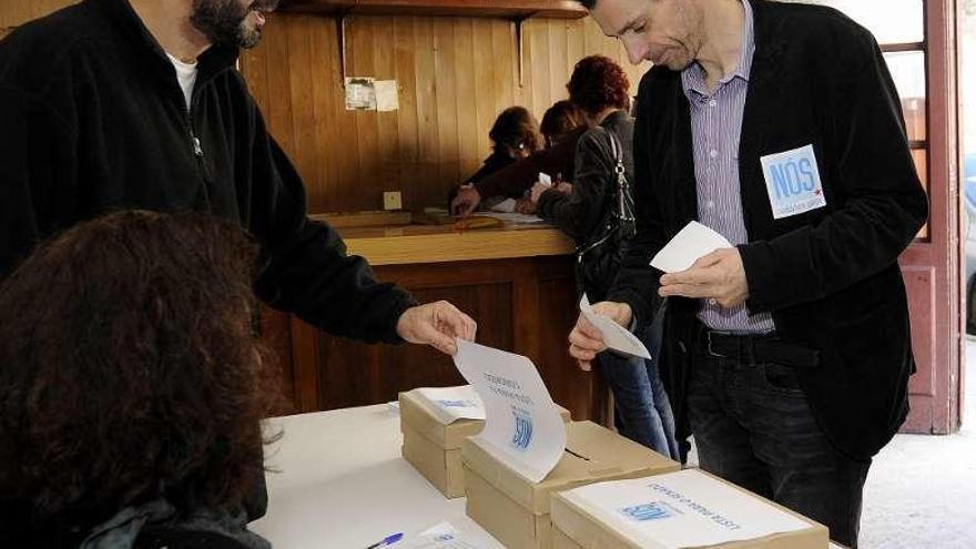 El nacionalista Xosé Magariños vota en A Estrada. // Bernabé/Javier Lalín