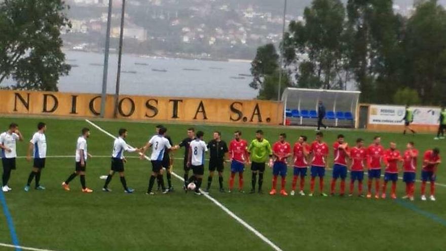 Futbolistas de Gondomar y Domaio en la primera jornada. // S. Álvarez