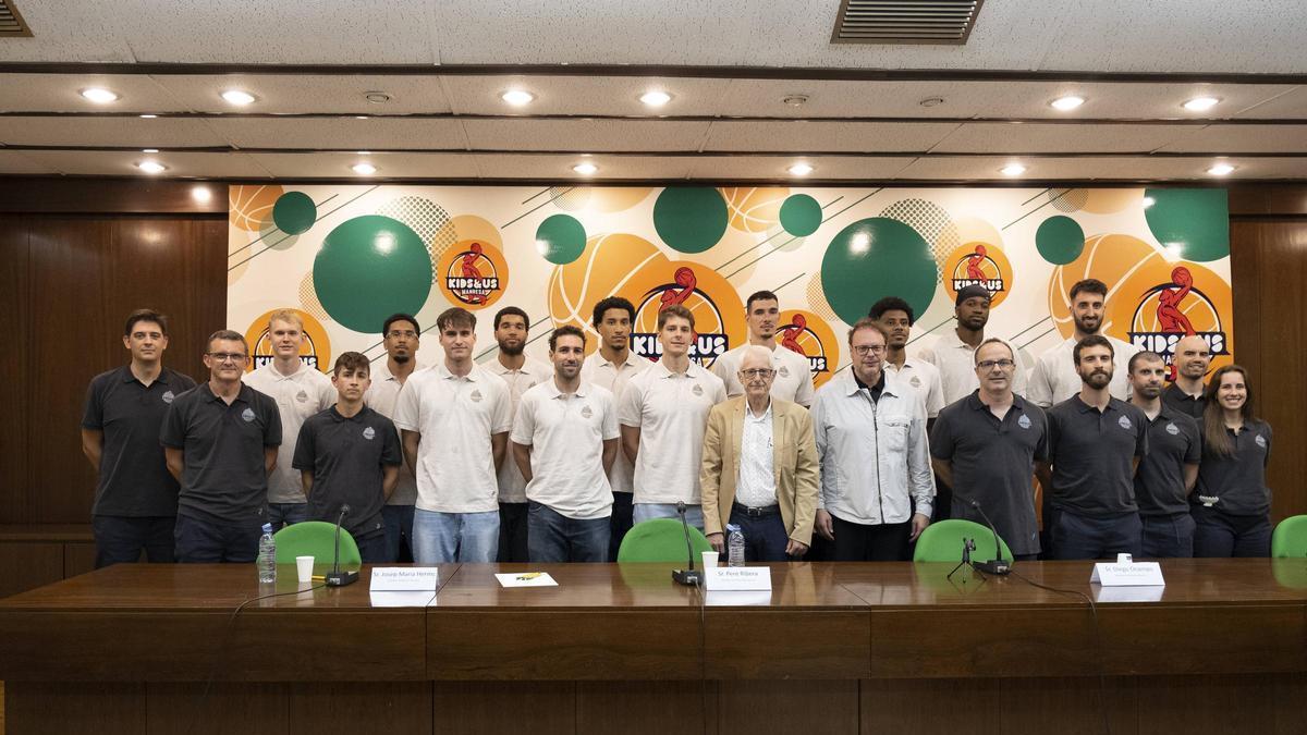 La plantilla i el cos tècnic del Kids&Us Manresa a la seu de la Mútua Intercomarcal