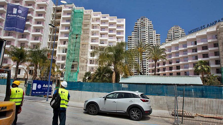 Operarios trabajan cada día en las reformas integrales que están acometiendo varios alojamientos en Benidorm. | JOSÉ NAVARRO