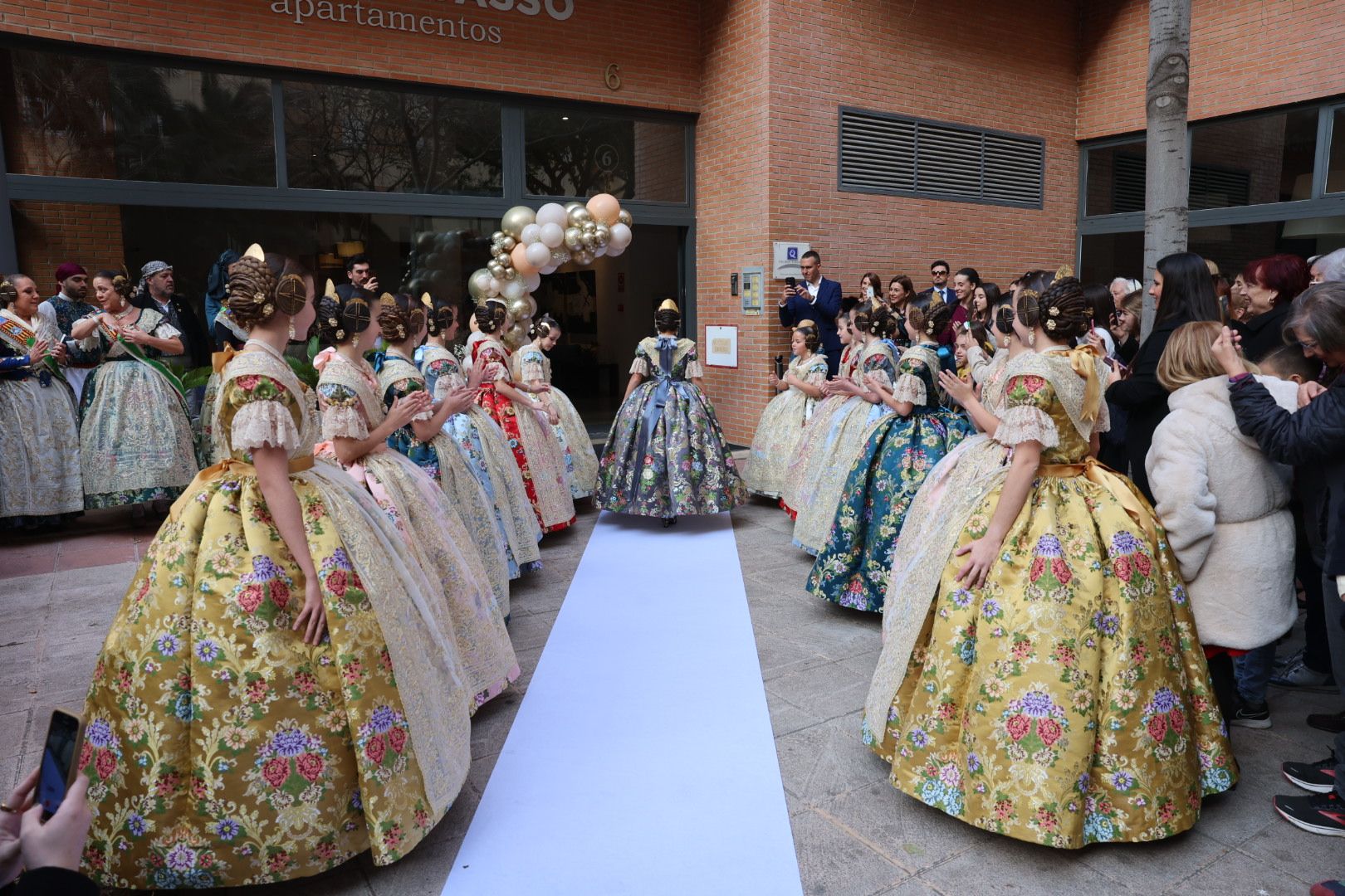 Así es el espolín Gris Imperial de la fallera mayor infantil de València