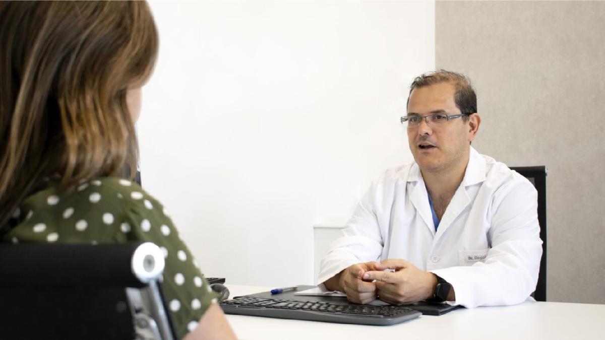 Dr. Sergio Rogel, Director Médico de IVF-Life Alicante, durante una consulta con una paciente.