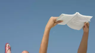¿No sabes qué leer este verano? Los últimos libros de Javier Castillo, Sally Rooney, Stephen King te acompañarán en la piscina