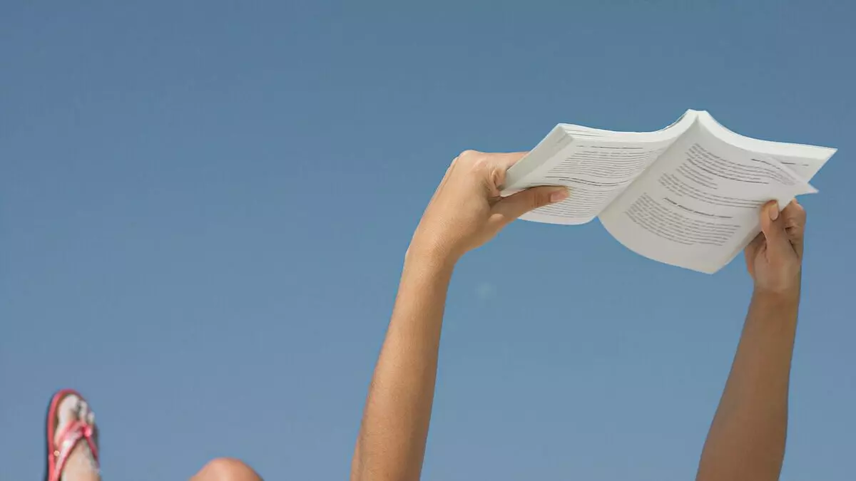¿No sabes qué leer este verano? Los últimos libros de Javier Castillo, Sally Rooney, Stephen King te acompañarán en la piscina