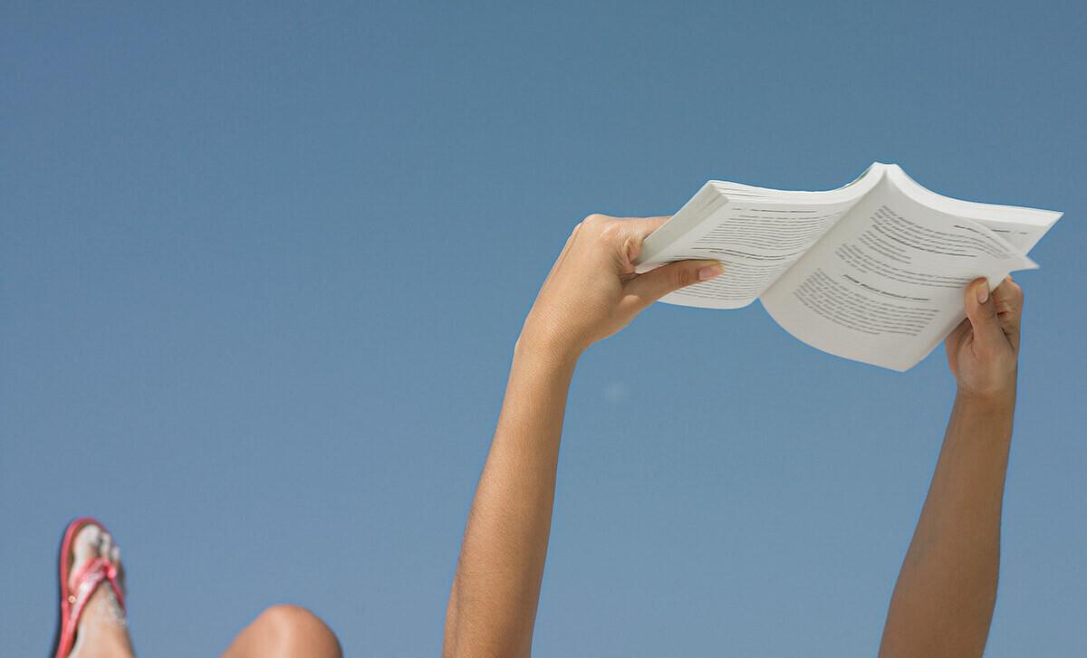 Los seis libros para leer debajo de la sombrilla en la orilla del mar o la piscina