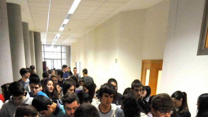 Jóvenes en el campus, antes de un examen de acceso a la Universidad.