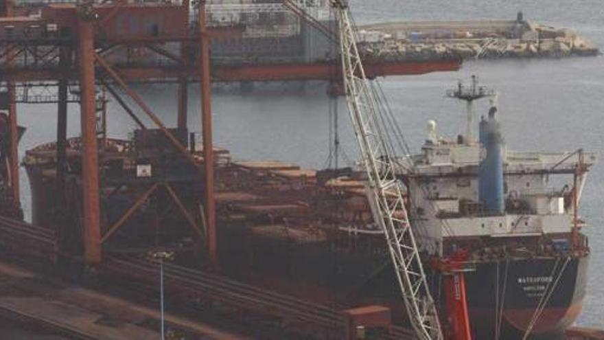 La subida de tarifas en El Musel arruina el ahorro del plan de Arcelor para Gijón