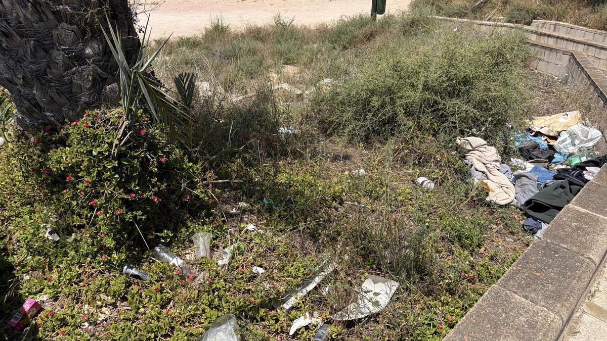 Ropa tirada y residuos en el Hort de la Veleta de Elche