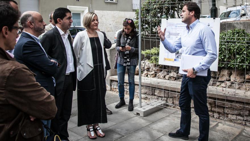 La Consellera de Vivienda conociendo de primera mano el avance de las obras de remodelación de la calle Entenza.