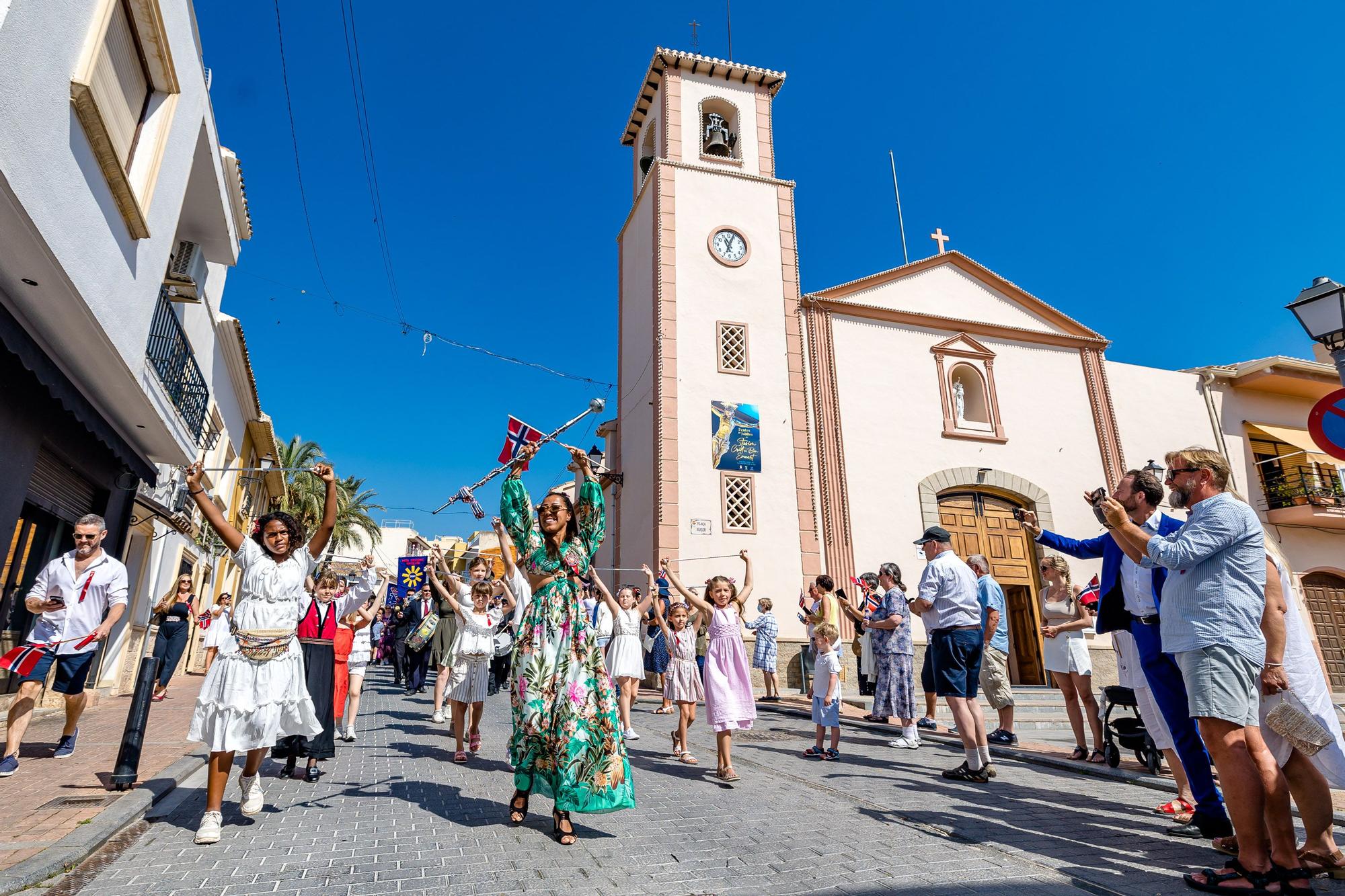 Banderas, desfiles, música, trajes regionales y un sol de justicia. L'Alfàs del Pi ha vuelto a ser este martes una "pequeña" Noruega con la celebración día oficial del país.