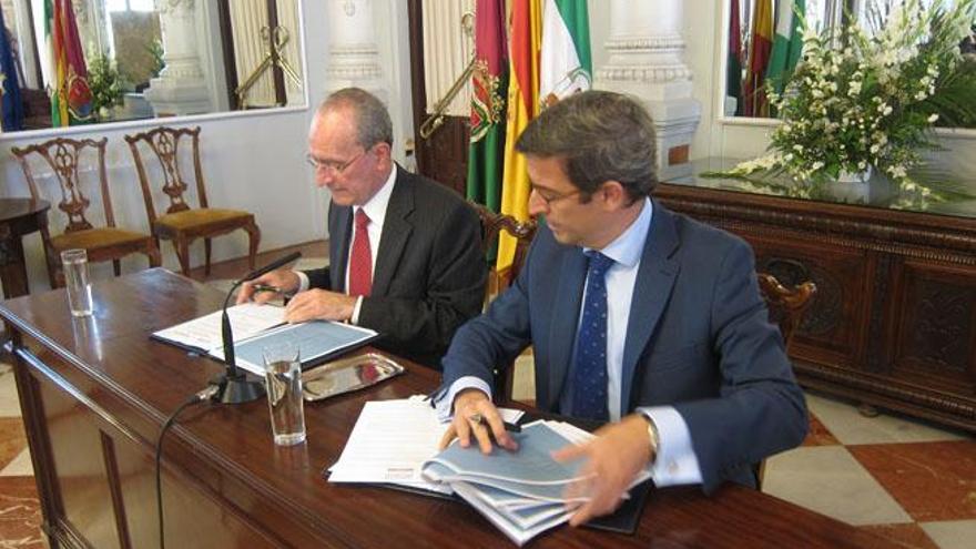 El alcalde Francisco de la Torre, y el director de Relaciones Corporativas de Heineken España, Jorge Paradela, han firmado el convenio de patrocinio.